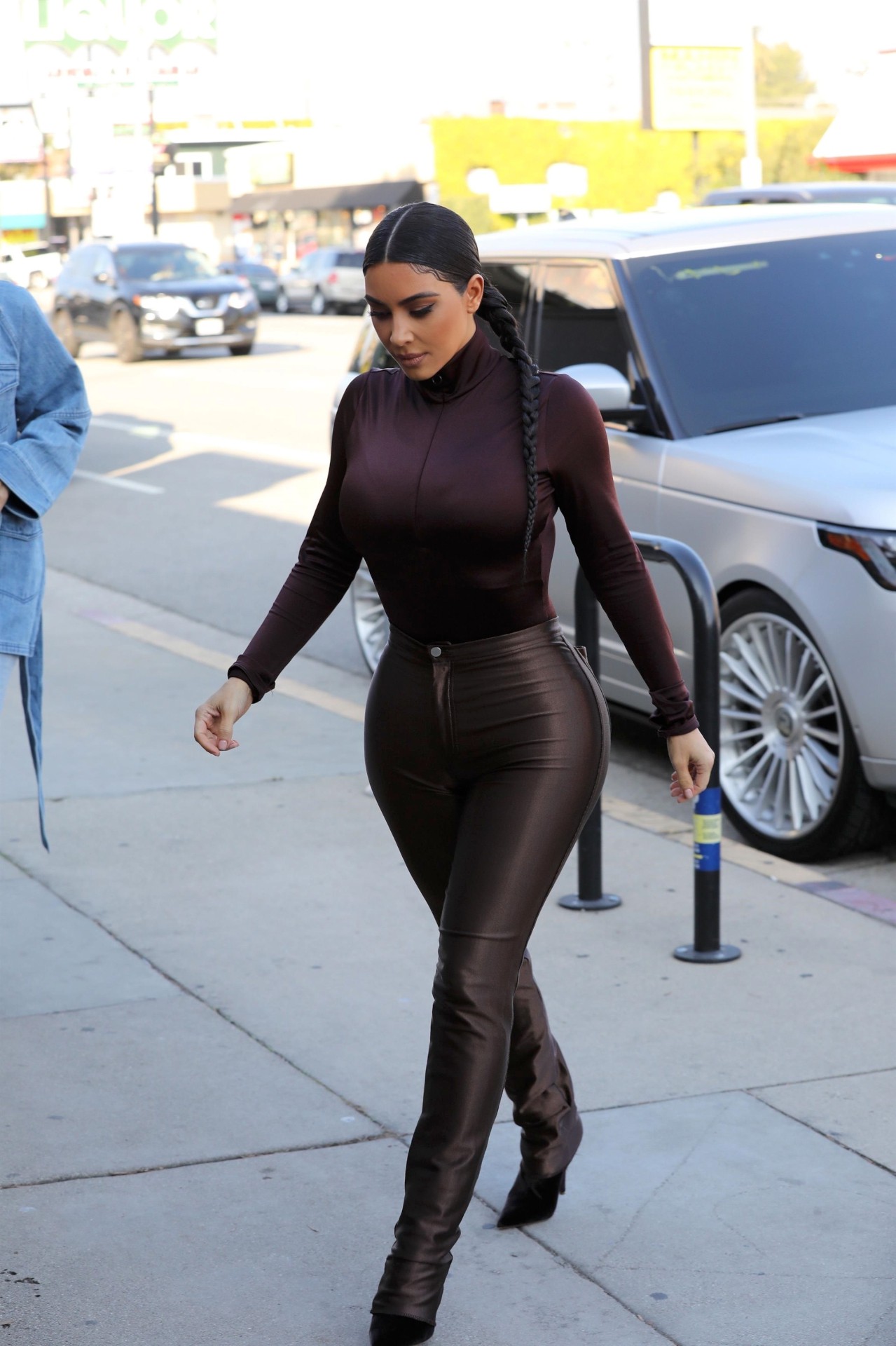 Kim Kardashian Sexy Curves At Sap And Honey In Sherman Oaks Hot Celebs Home 