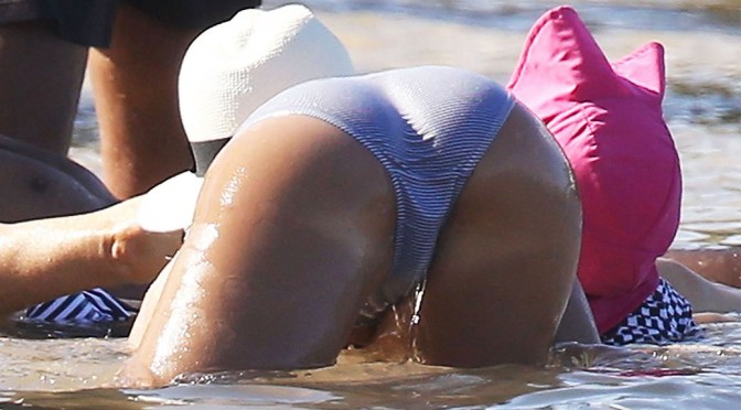 Jessica Alba – Bikini Candids in Caribbean