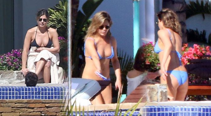 Jennifer Aniston – Bikini Candids in Mexico