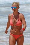 Britney Spears show off her fit body wearing pink bikini in Hawaii