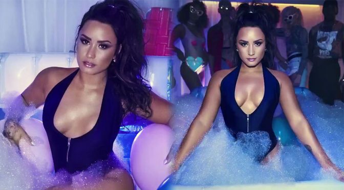 Demi Lovato Boobs Cleavage