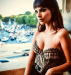 Emily Ratajkowski Cleavage Boobs