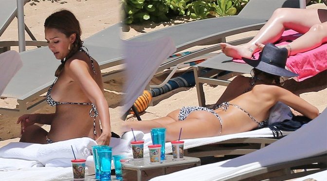 Jessica Alba – Bikini Candids in Hawaii
