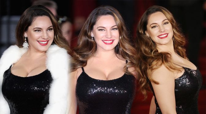Kelly Brook Boobs Cleavage