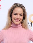 Alexis Knapp ()