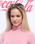 Alexis Knapp ()