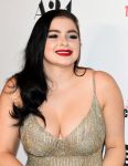 Ariel Winter Sexy Cleavage