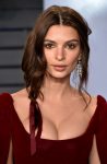 Emily Ratajkowski loosk beautiful at Oscar party