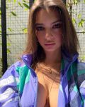 Emily Ratajkowski Cleavage Boobs