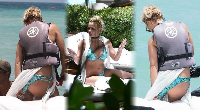 Britney Spears – Bikini Candids in Miami