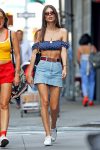 Emily Ratajkowski Sexy Legs