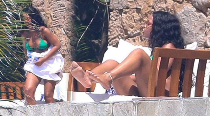 Rihanna – Bikini Candids in Mexico