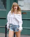Taylor Swift Sexy Legs
