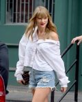 Taylor Swift Sexy Legs