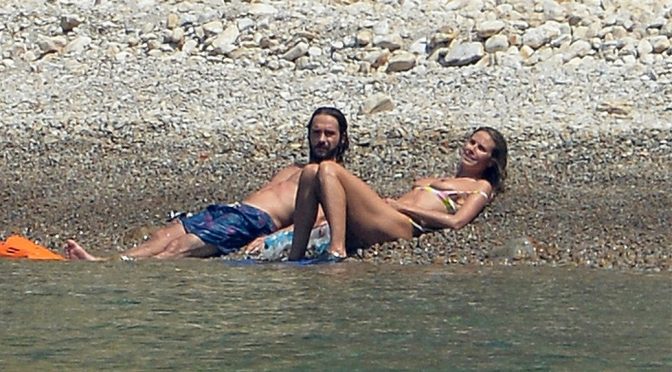 Heidi Klum – Bikini Topless Candids in Italy