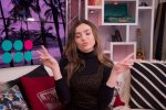Peyton Roi List blowing kisses