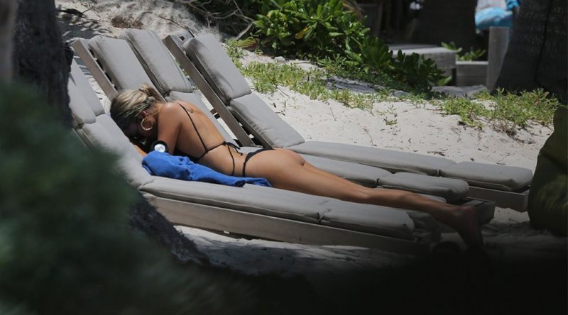 Delilah Belle Hamlin – Teeny black bikini Candids in Tulum