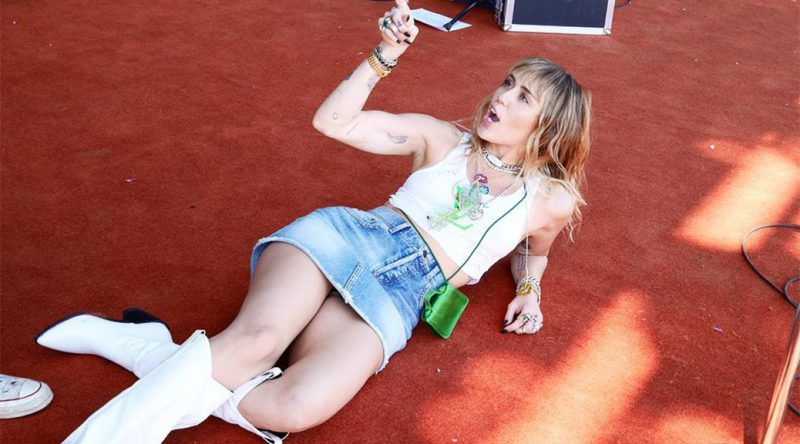 Miley Cyrus – Sexy Upskirt