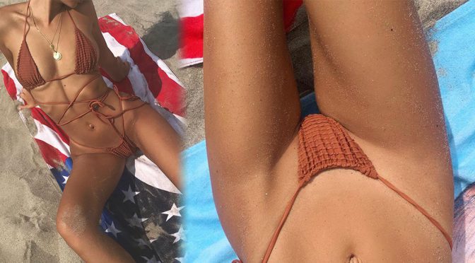 Emily Ratajkowski Show Off Her Insane Body In Micro Bikini