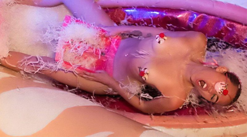 Miley Cyrus – Sexy Topless Photoshoot