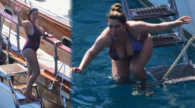 Kelly Brook – Huge Breasts in Swimsuit in Turkey