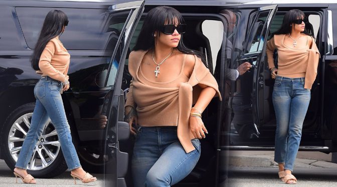 Rihanna – Sexy Candids in New York City