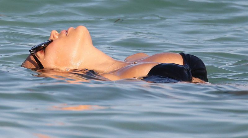 Sylvie Meis – Sexy Body in Black Bikini on the Beach in Miami