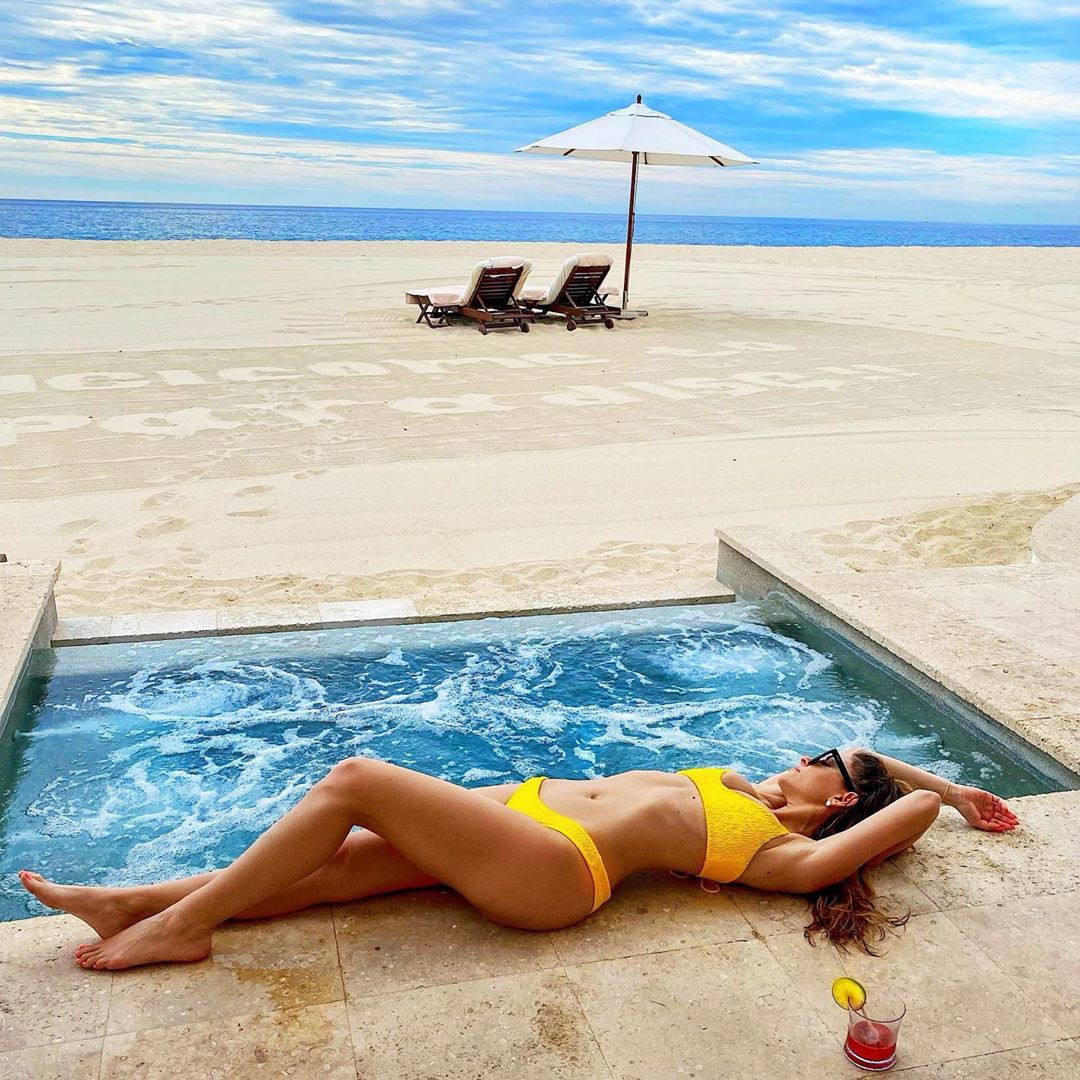 Maria Menounos Sexy In Yellow Bikini - Hot Celebs Home.