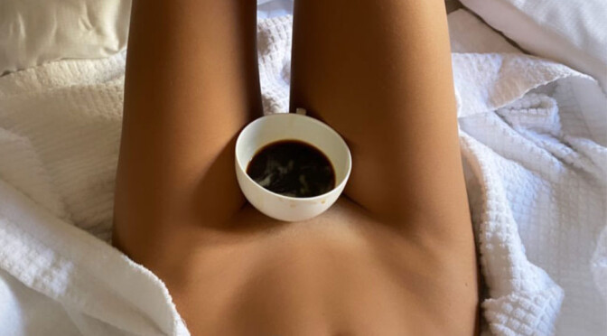 Emily Ratajkowski – Sexy Pantyless Selfie Picture