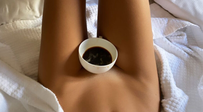Emily Ratajkowski – Sexy Pantyless Selfie Picture