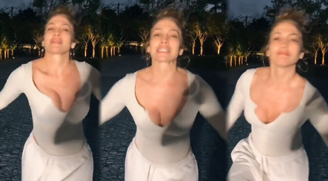 Jennifer Lopez – Sexy Braless Shaking Boobs Video