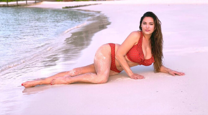 Kelly Brook – Huge Boobs in Sexy BIkini Photoshoot in Maldives