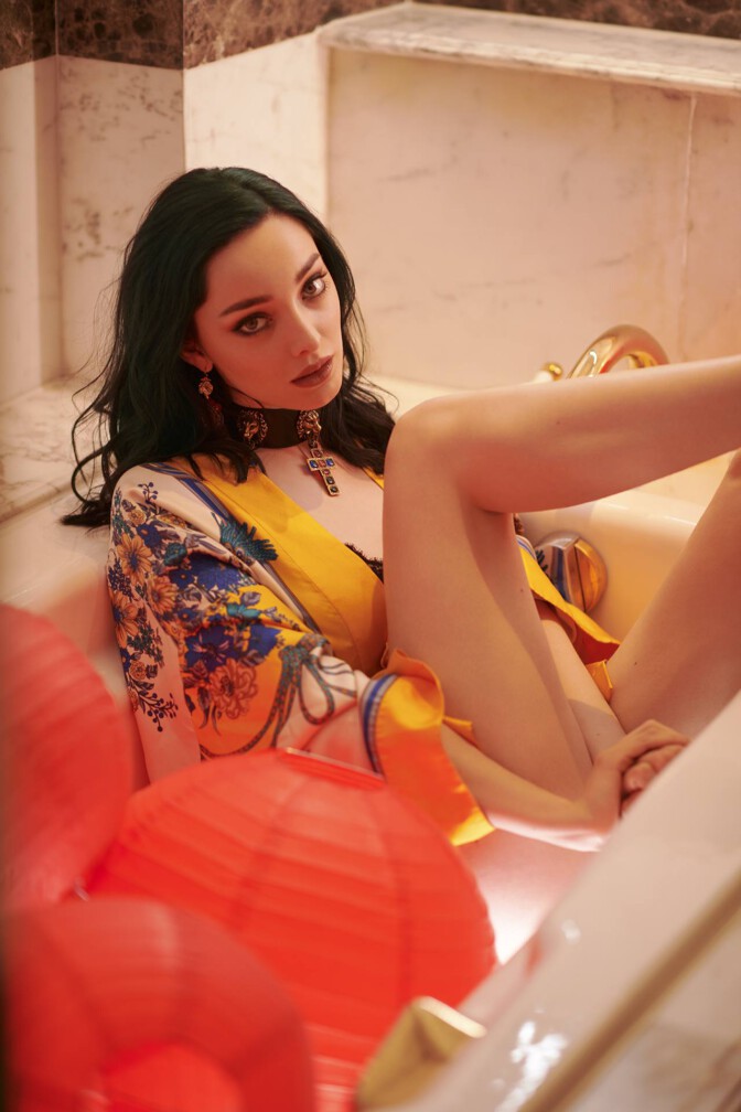 Emma Dumont Sexy Legs