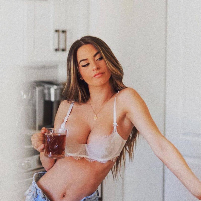 Emmily Elizabeth Sexy Pictures
