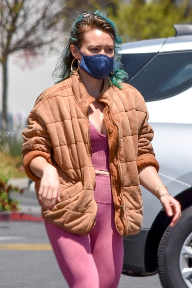 Hilary Duff Sexy In Tight Leggings
