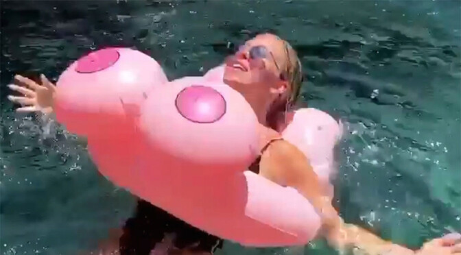 Sydney Sweeney’s Blow Up Boobs and Other Sexy Links!