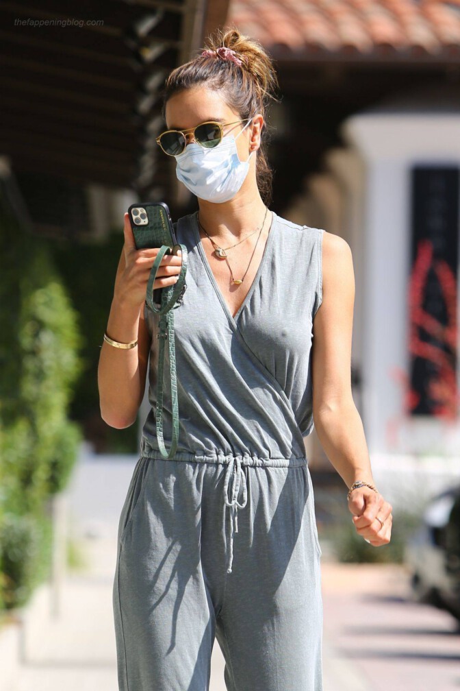 Alessandra Ambrosio Braless Pokies