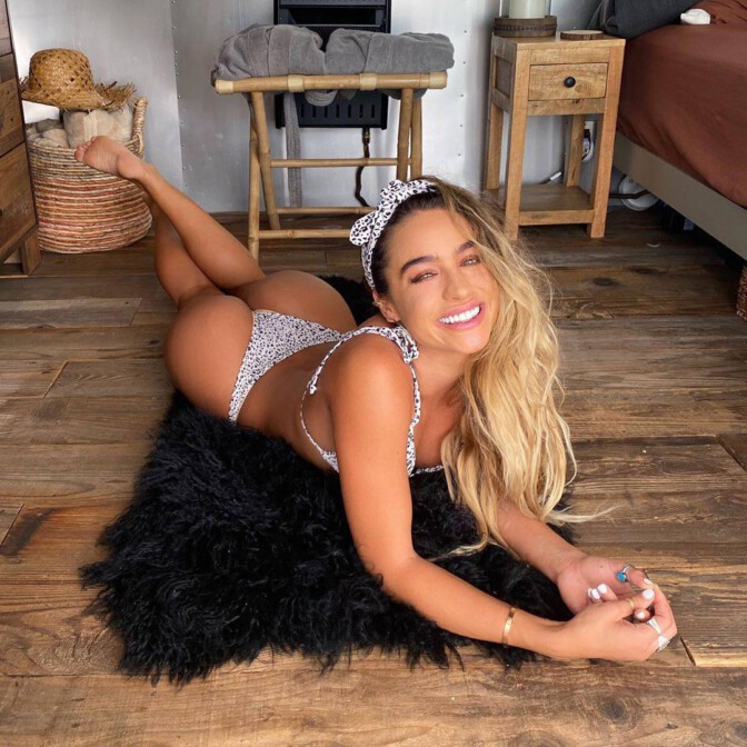 Sommer Ray shows sexy ass in tiny thong