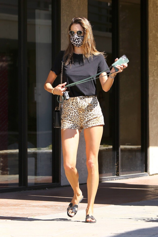 Alessandra Ambrosio Sexy Legs And Pokies