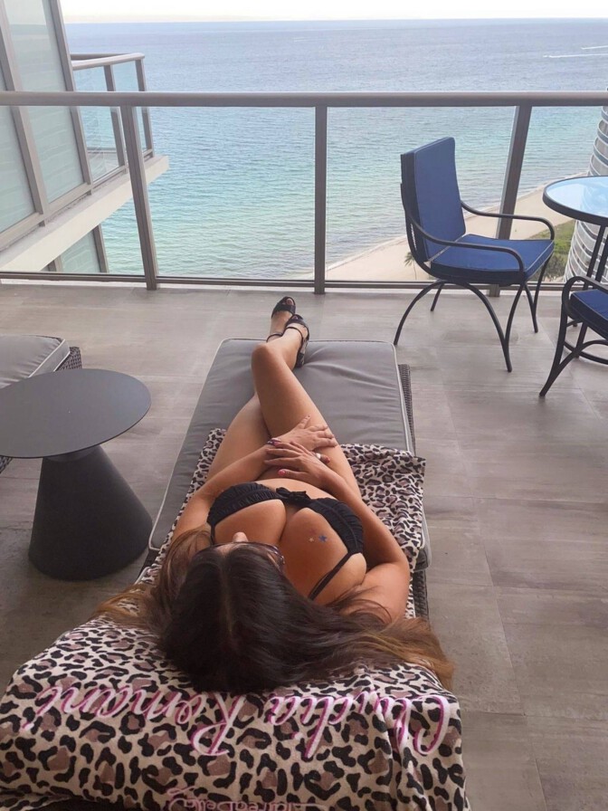 Claudia Romani Racy In Bikini
