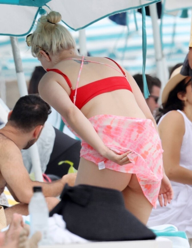 Ariel Winter Hot Ass On Beach