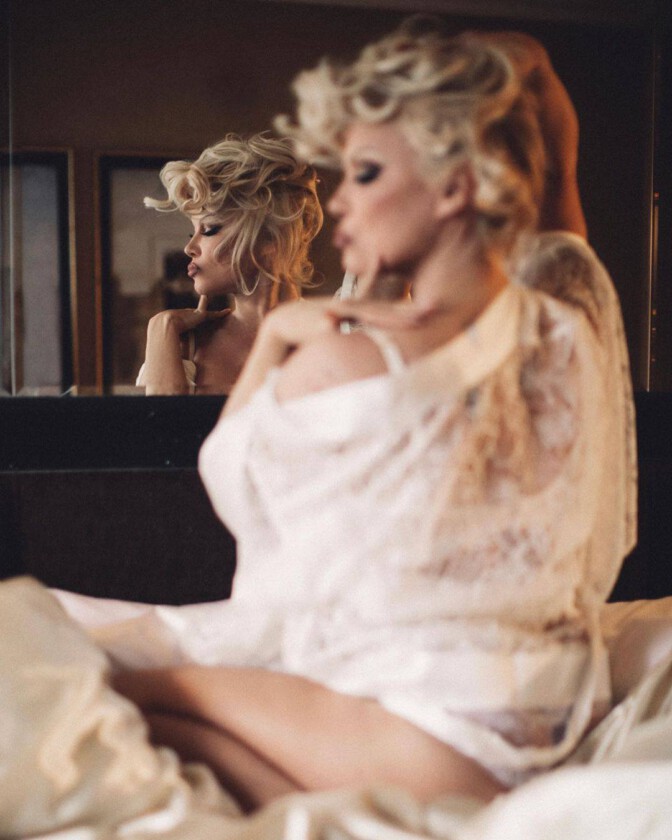 Pamela Anderson Sexy Photoshoot