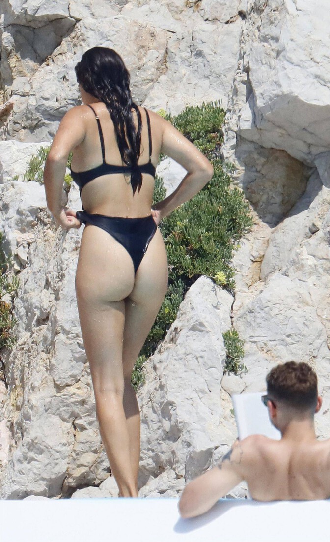 Shanina Shaik Sexy Ass In Swimsuit