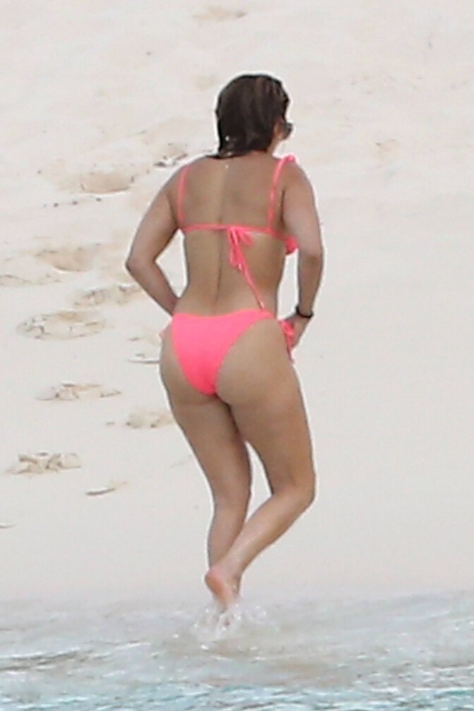 Jennifer Lopez Sexy In Bikini