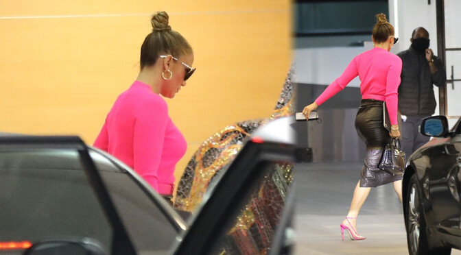 Jennifer Lopez – Beautiful Ass and Boobs Out in Beverly Hills