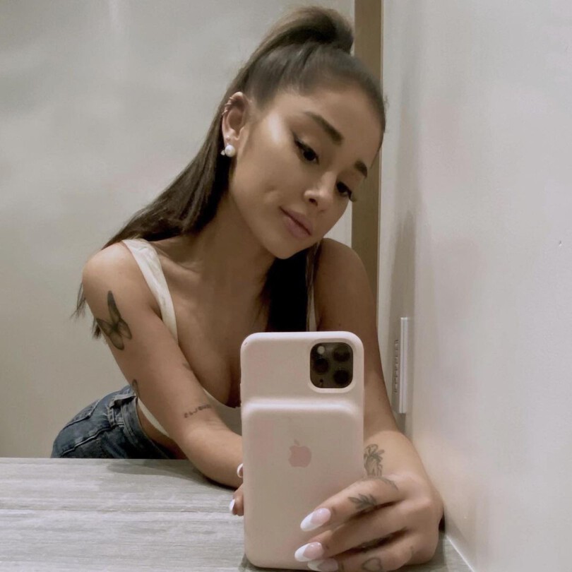 Ariadna Grande Sexy Selfie