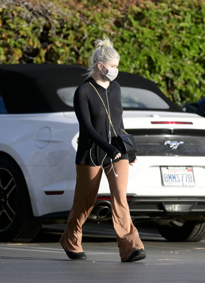 Ariel Winter Braless Boobs