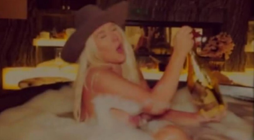 Christina Aguilera – Beautiful Body in a Sexy Bath Video