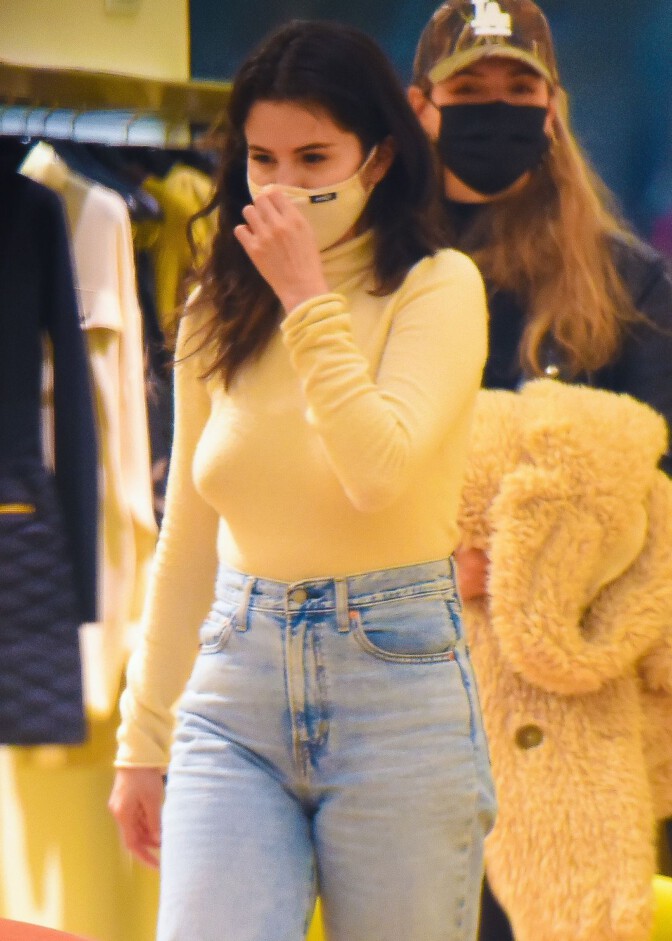 Selena Gomez Braless Breasts