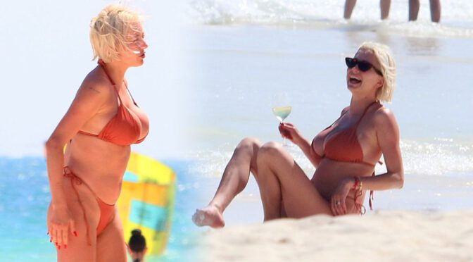 Caroline Vreeland – Huge Boobs in BIkini on the Beach in Tulum